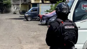 Robot Jibom Brimob Evakuasi Benda Mencurigakan di Ruko ITC Kosambi Bandung, Ternyata Berisi Kayu