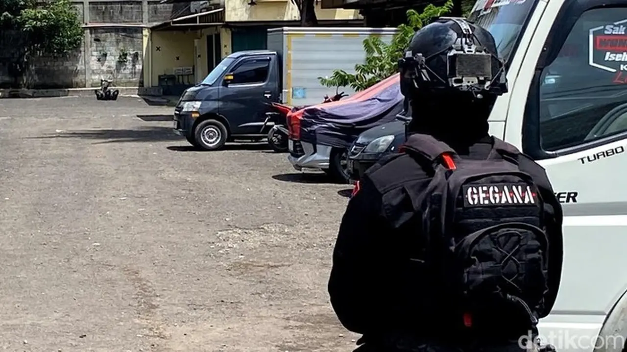 Robot Jibom Brimob Evakuasi Benda Mencurigakan di Ruko ITC Kosambi Bandung, Ternyata Berisi Kayu