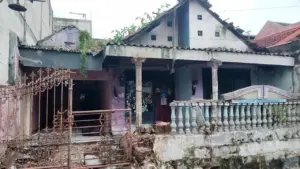 Diduga ODGJ, Pemilik Rumah Viral Penuh Sampah di Siwalankerto Surabaya Dievakuasi ke RSJ Menur