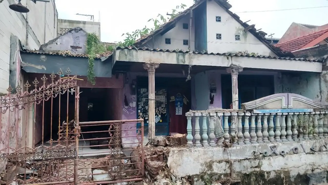 Diduga ODGJ, Pemilik Rumah Viral Penuh Sampah di Siwalankerto Surabaya Dievakuasi ke RSJ Menur