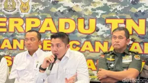 Seskab Teddy Indra Wijaya Jadi Jembatan Aspirasi Korban Bencana Sumatera, Pastikan Respons Cepat Pemerintah