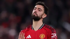 Ian Wright Soroti Ketidaktegasan Manchester United dalam Menangani Kapten Bruno Fernandes