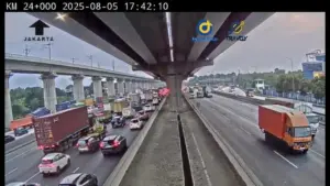 Tol Cikampek Arah Jakarta Macet Parah Imbas Kecelakaan Truk Trailer di Jatiasih