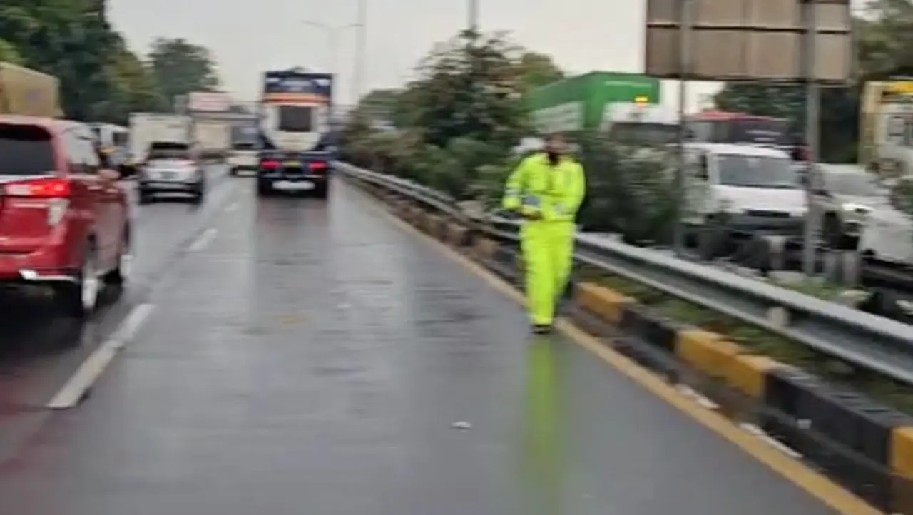 Evakuasi Truk Terguling di Tol Cikunir Rampung dalam 4 Jam, Lalu Lintas Kembali Lancar