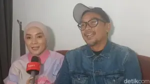 Enno Lerian Curhat Baper, Suami Dituding Mirip Kakek di Konten TikToknya: “Ini Suamiku dari 14 Tahun Lalu!”