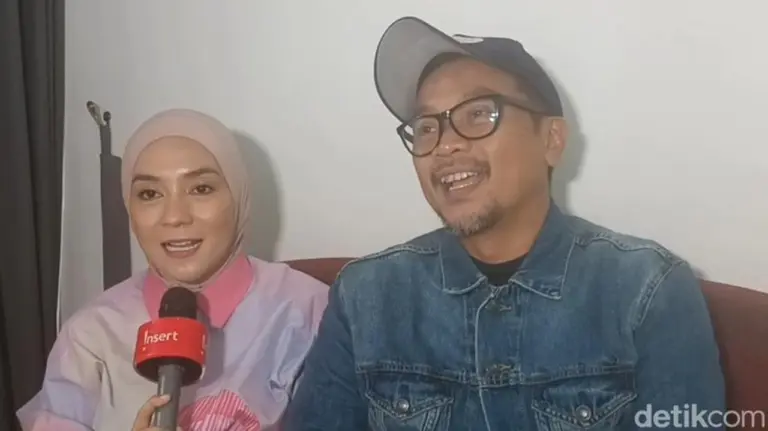 Enno Lerian Curhat Baper, Suami Dituding Mirip Kakek di Konten TikToknya: “Ini Suamiku dari 14 Tahun Lalu!”