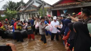 Kapolda Banten dan Gubernur Tinjau Banjir Padarincang, Pastikan Penanganan dan Bantuan Tersalurkan