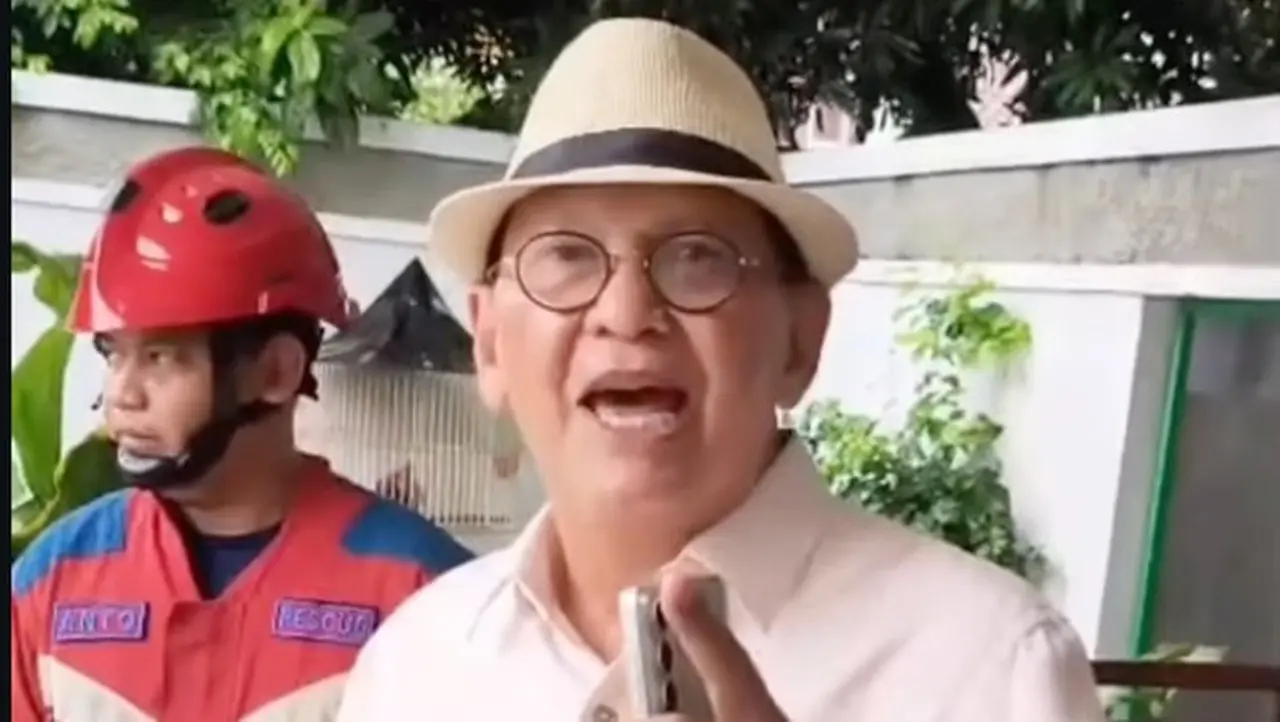 Roy Marten: “Ular Gede Banget” Masuk Rumah, Damkar Jaktim Sigap Evakuasi Sanca