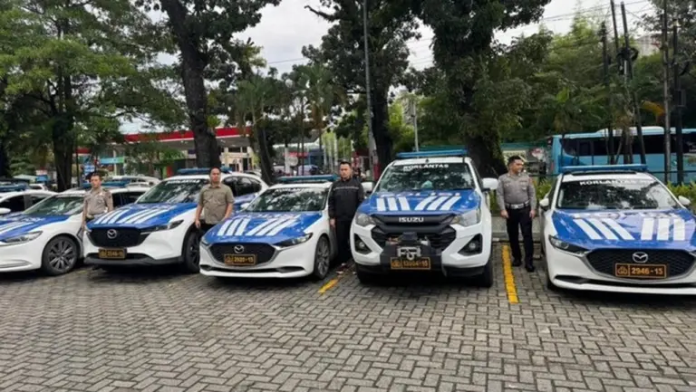 Korlantas Polri Serahkan 8 Mobil Patroli ke Polda Sumut, Irjen Agus: Wujud Nyata Pengabdian