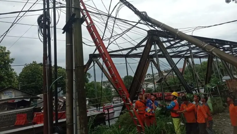Tiang Listrik Roboh di Jalan RE Martadinata Bogor, BPBD: Lalin Terimbas, Segera Tertangani
