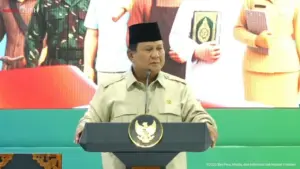 Prabowo Heran Sambutan Riuh untuk Seskab Teddy: “Yang Presiden Saya, Ini Emak-emak Tuh”