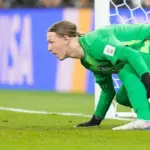 Heroik! Matvey Safonov Tepis Penalti Penentu Kemenangan PSG Meski Tangan Patah