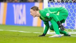 Heroik! Matvey Safonov Tepis Penalti Penentu Kemenangan PSG Meski Tangan Patah