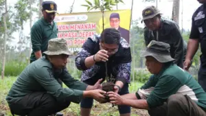 Anggota DPR Kawendra: “Pembangunan Tak Boleh Korbankan Lingkungan,” Tanam 888 Pohon di Lumajang