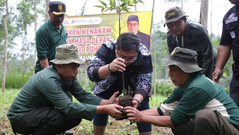 Anggota DPR Kawendra: “Pembangunan Tak Boleh Korbankan Lingkungan,” Tanam 888 Pohon di Lumajang