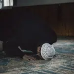 Panduan Lengkap Sholat Malam 1 Rajab 2025: Niat, Tata Cara, dan Tinjauan Hukumnya