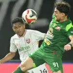 Drama Empat Gol di GBT: Persebaya Tahan Imbang Borneo FC 2-2 di Super League