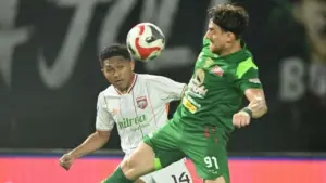 Drama Empat Gol di GBT: Persebaya Tahan Imbang Borneo FC 2-2 di Super League