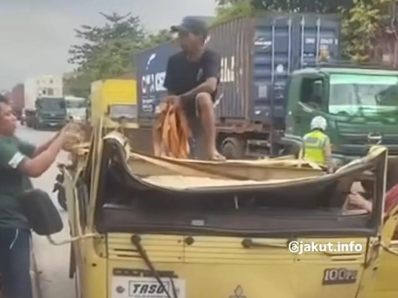 Truk Bermuatan Besi Ringsek di Cakung Cilincing, Sopir dan Kernet Tewas Terjepit Muatan