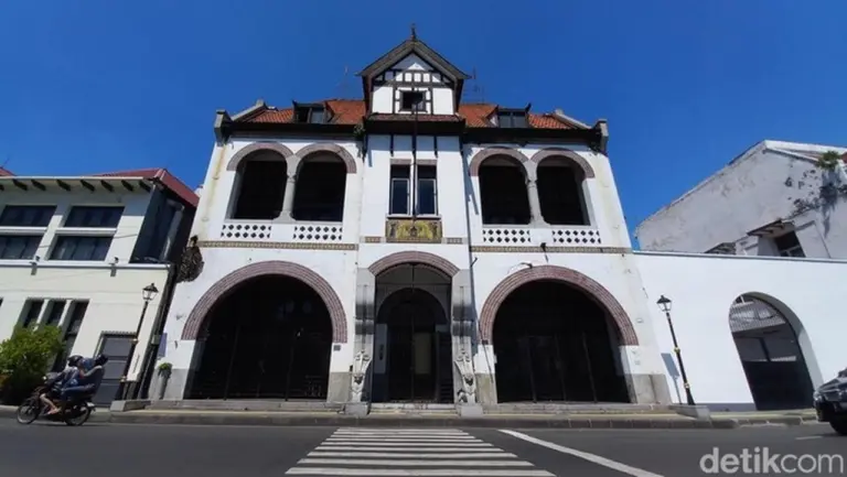 Melampaui Zaman: Gedung Singa Surabaya, Saksi Bisu Arsitektur Anti-Kolonialisme Berlage Melampaui Zaman: Gedung Singa Surabaya, Saksi Bisu Arsitektur Anti-Kolonialisme Berlage