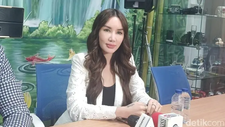 Ade Tya Tegaskan Tak Ada Ketertarikan pada Ari Lasso, Merasa Dirugikan Mental dan Nama Baik Akibat Tudingan Pihak Ketiga