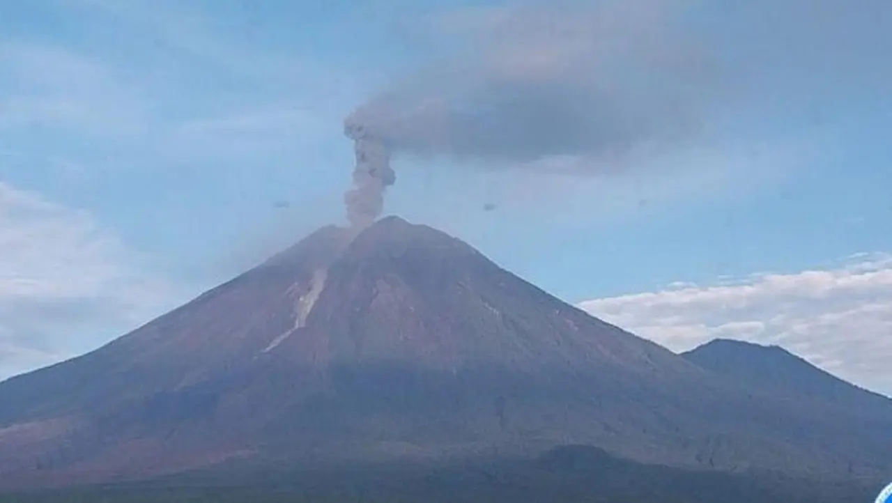 Gunung Semeru Kembali Erupsi Pagi Ini, Kolom Letusan Capai 1.200 Meter di Atas Puncak