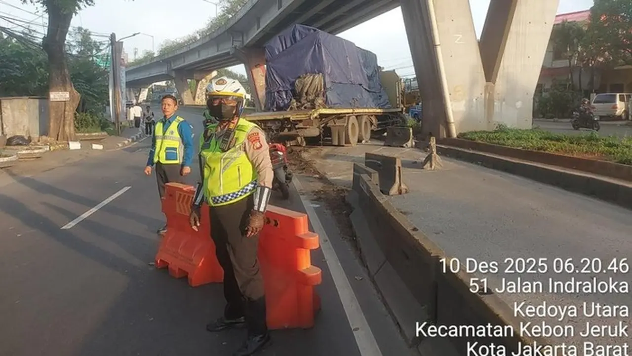 Truk Kaca 23 Ton Tabrak Separator Busway Daan Mogot, Lalin Sempat Terganggu
