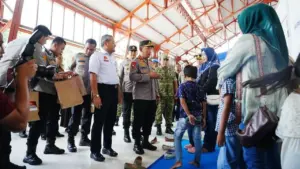 Kapolri Jenderal Listyo Sigit Prabowo Tinjau Kesiapan Nataru di Stasiun Tawang Semarang, Sapa Pemudik dan Bagikan Bingkisan