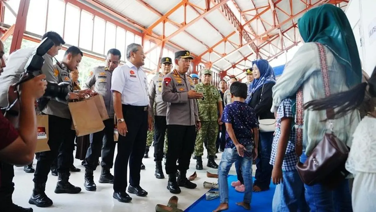 Kapolri Jenderal Listyo Sigit Prabowo Tinjau Kesiapan Nataru di Stasiun Tawang Semarang, Sapa Pemudik dan Bagikan Bingkisan