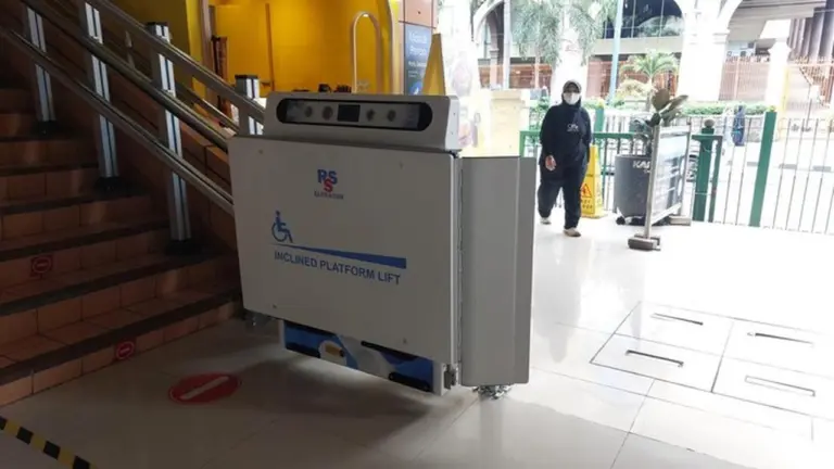KAI Commuter Pasang Tiga Lift Platform Disabilitas di Stasiun Cikini, Perdana di Jaringan KAI