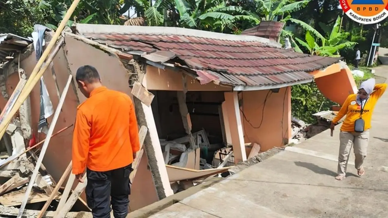 Hujan Deras dan Angin Kencang Terjang Bogor, Pohon Tumbang dan Rumah Ambruk, Satu Warga Terluka