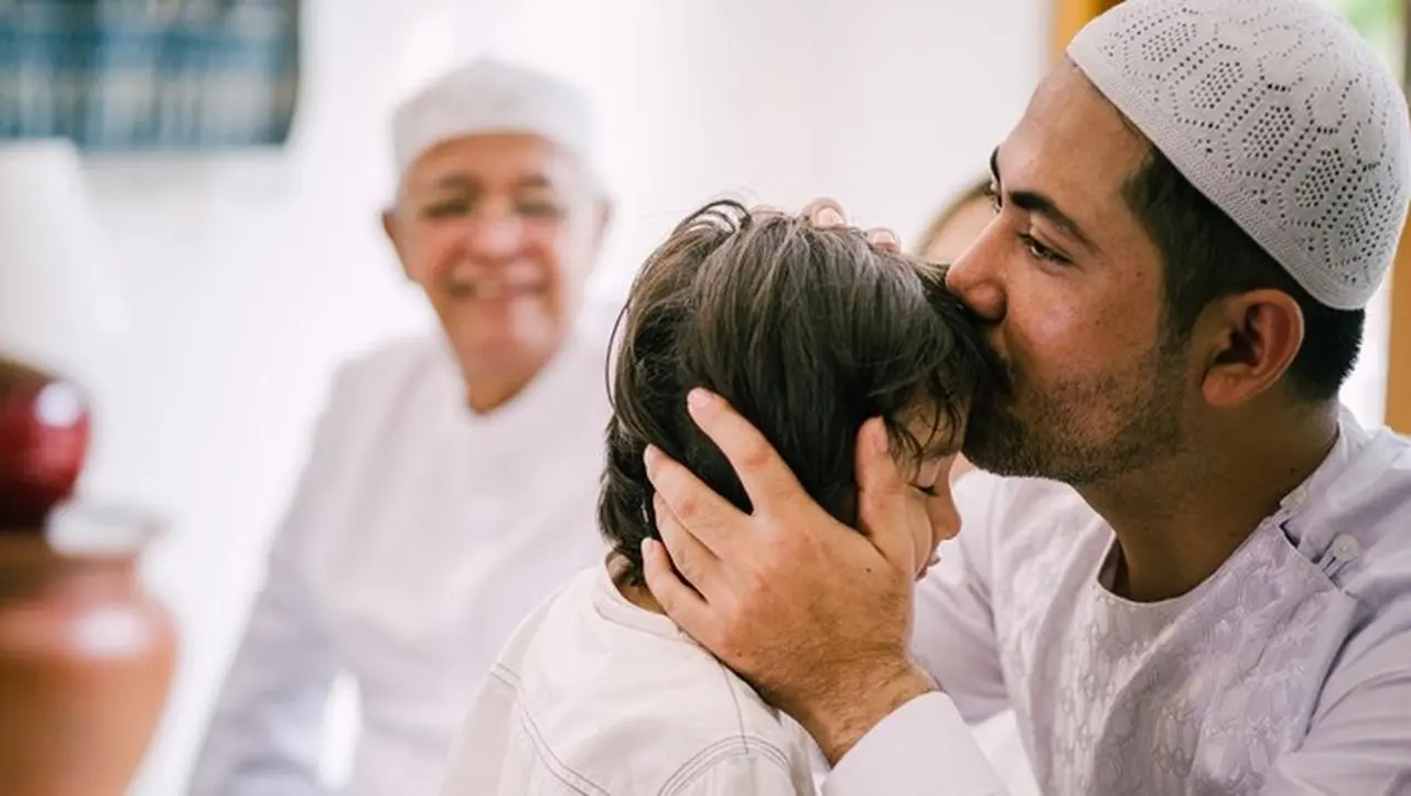 Bukan Hanya Pencari Nafkah: Menggali Peran Sentral dan Kemuliaan Ayah dalam Perspektif Islam