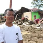 Nekat Arungi Banjir, Kenael Joris Selamatkan Istri Hamil di Agam