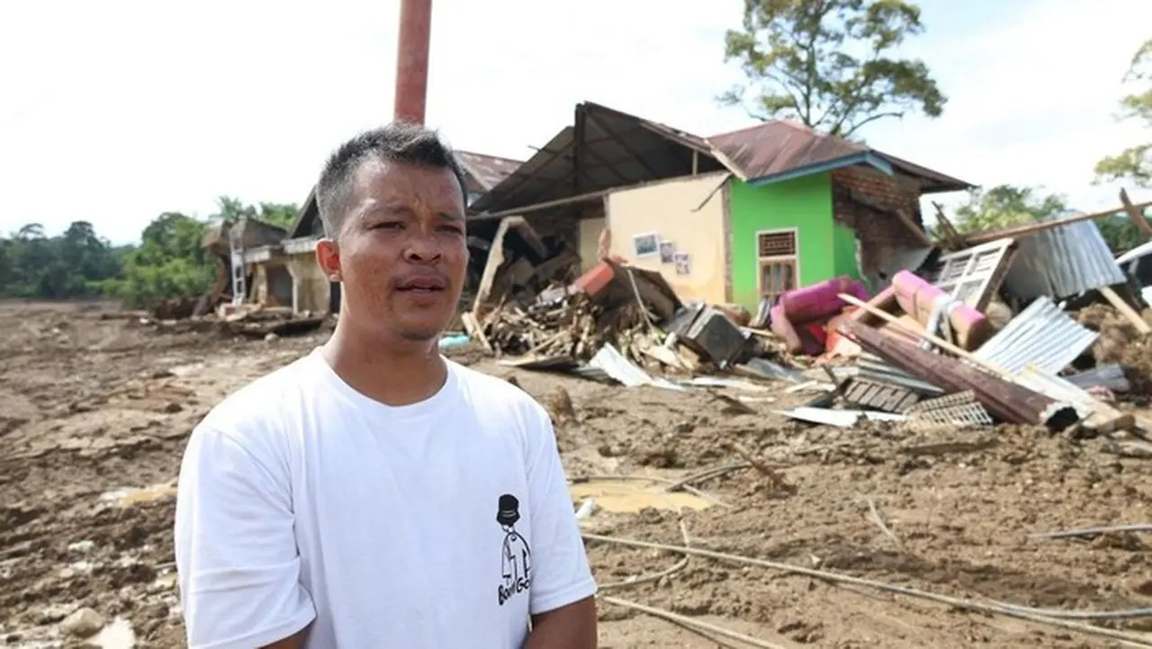 Nekat Arungi Banjir, Kenael Joris Selamatkan Istri Hamil di Agam