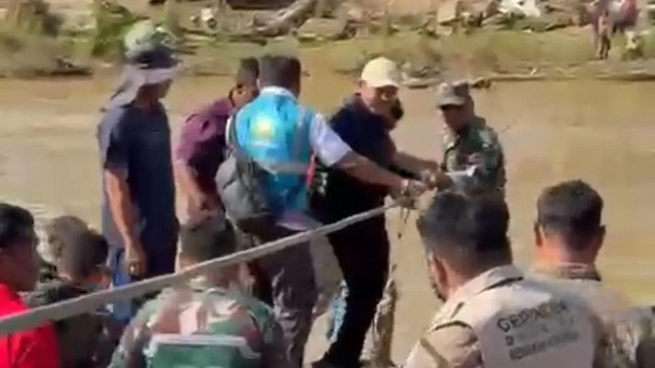 Wagub Aceh Fadhlullah Dek Fadh Tercebur Sungai Usai Rakit Terbalik Saat Tinjau Lokasi Banjir di Aceh Tengah