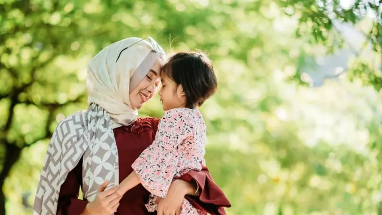 Mengapa Ibu Begitu Dimuliakan dalam Islam? Memahami Perintah Berbakti dan Kasih Sayang Ilahi