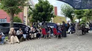 Isak Tangis Warnai RS Polri, Keluarga Korban Kebakaran Gedung Terra Drone Berdatangan