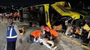 Bus Terguling di Tol Krapyak Semarang, 15 Tewas dan 19 Luka, Evakuasi Dramatis Berjam-jam