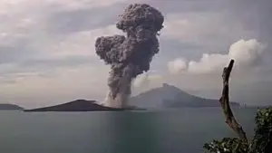 Anak Krakatau Berstatus Waspada, Warga dan Wisatawan Diimbau Jauhi Radius 2 Km