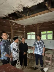 SD di Hutan Pandeglang: 1 Guru Ajarkan 22 Siswa, Bangunan Lapuk dan Bocor