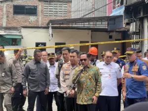Tito Karnavian Tinjau Lokasi Kebakaran Terra Drone, Evaluasi Prosedur Izin Bangunan