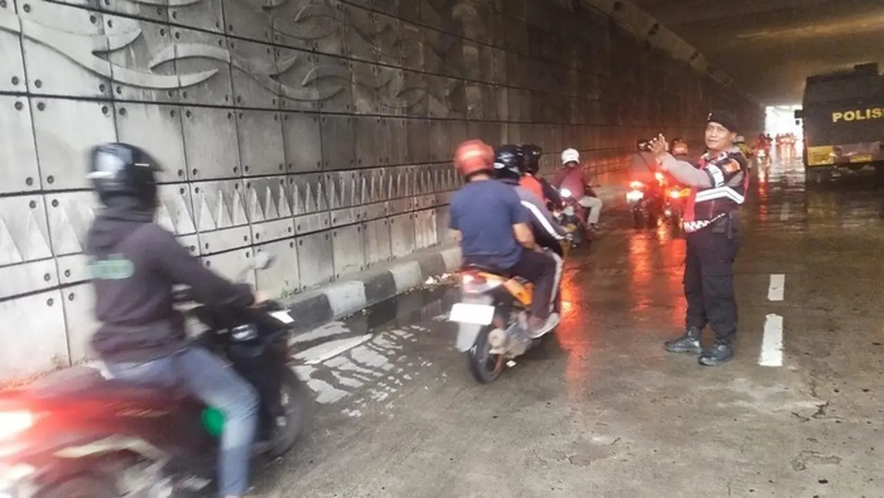 Debu Semen Tumpah di Underpass Mampang, Polisi Bergerak Cepat dengan Water Cannon