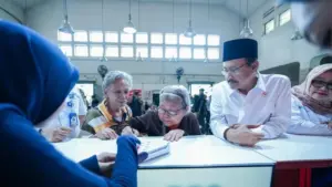 Gus Ipul Awasi Penyaluran BLTS di Jatinegara, Ingatkan Warga Gunakan Dana Secara Bijak