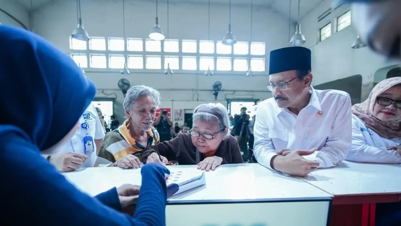 Gus Ipul Awasi Penyaluran BLTS di Jatinegara, Ingatkan Warga Gunakan Dana Secara Bijak