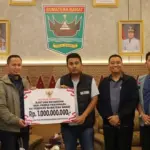 Wali Kota Pekanbaru Serahkan Bantuan Rp 1,5 Miliar untuk Korban Bencana di Sumatera Barat