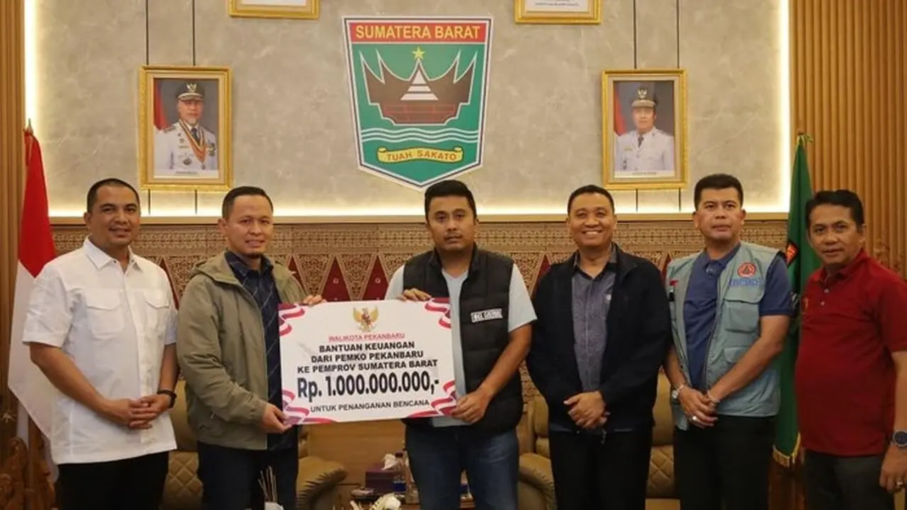Wali Kota Pekanbaru Serahkan Bantuan Rp 1,5 Miliar untuk Korban Bencana di Sumatera Barat
