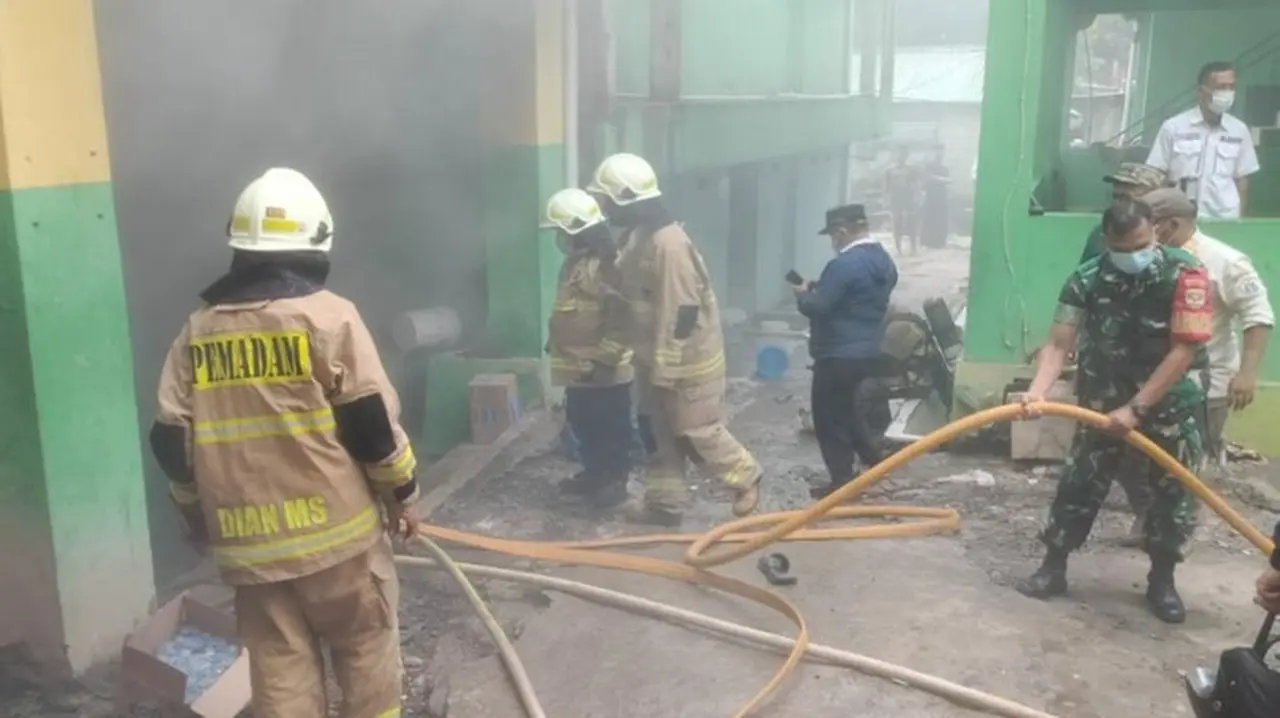 Kebakaran Pondok Pesantren di Jagakarsa Berhasil Dipadamkan Setelah 5 Jam, Diduga Akibat Korsleting Listrik Kebakaran Pondok Pesantren di Jagakarsa Berhasil Dipadamkan Setelah 5 Jam, Diduga Akibat Korsleting Listrik