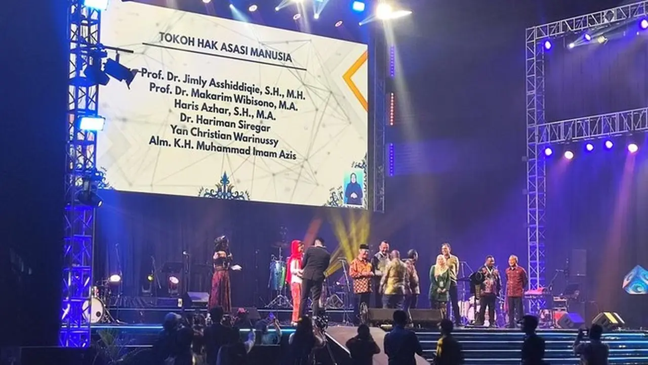 Natalius Pigai Anugerahi 6 Tokoh HAM, Termasuk Jimly Asshidiqqie dan Hariman Siregar