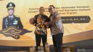 Irjen Rudi Raih Penghargaan detikJabar Awards, Janji Tingkatkan Pelayanan Warga Jabar