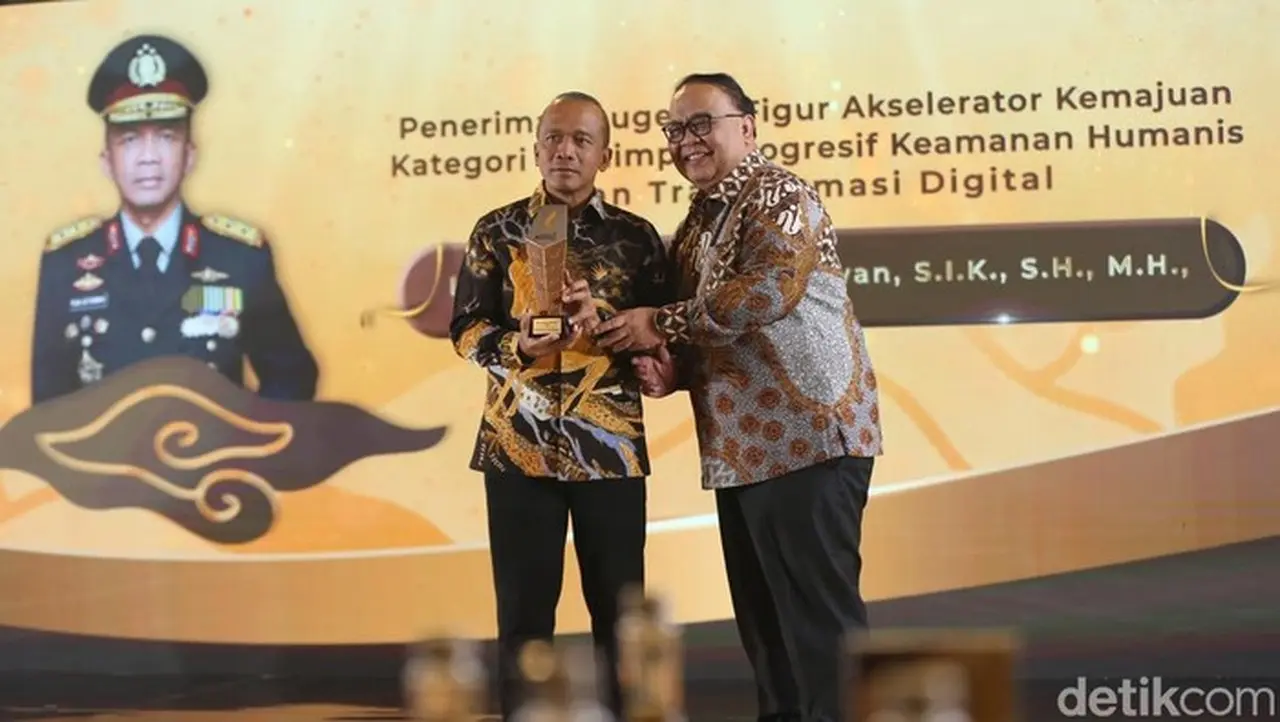 Irjen Rudi Raih Penghargaan detikJabar Awards, Janji Tingkatkan Pelayanan Warga Jabar